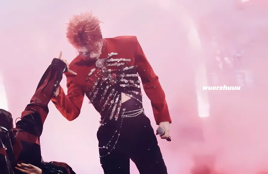 4k烟雾壁纸 - 礼服 - 红色 - 舞台「哲风壁纸」 4k烟雾壁纸 - 礼服 - 红色 - 舞台「哲风壁纸」