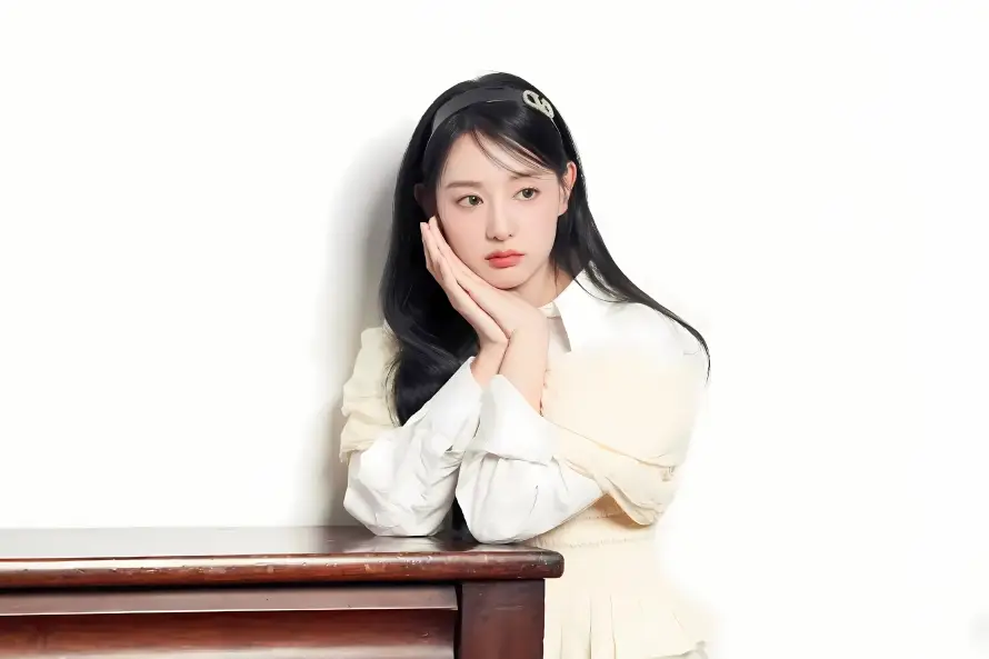 4k托腮壁纸 - 桌子 - 白衣 - 简约「哲风壁纸」 4k托腮壁纸 - 桌子 - 白衣 - 简约「哲风壁纸」