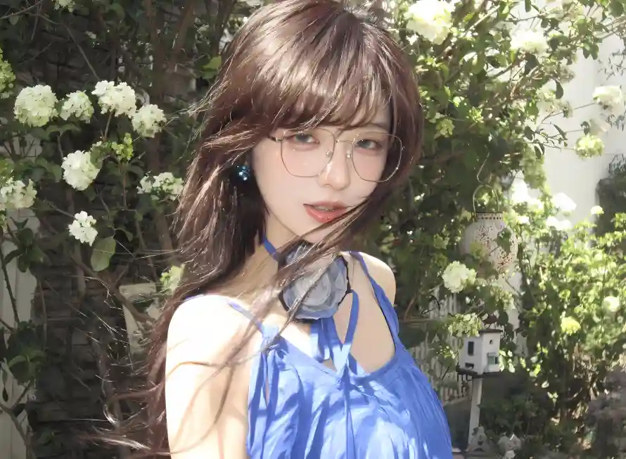 2k眼镜壁纸-吊带裙和花丛-蓝色吊带裙热门的壁纸「哲风壁纸」