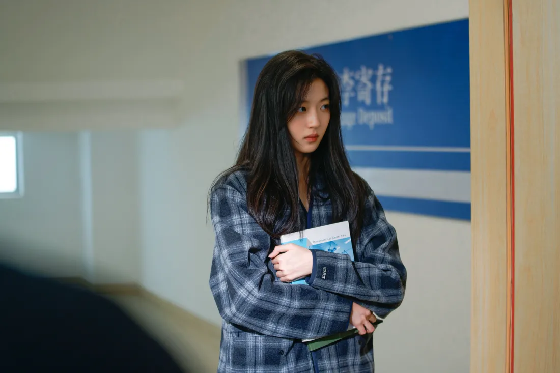 10k孙千抱书形象壁纸｜女明星背景图片 - 孙千「哲风壁纸」