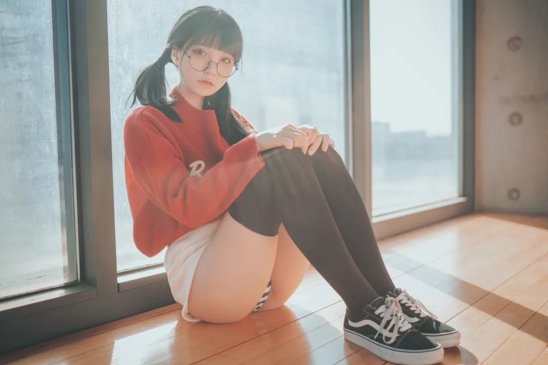 6k红衣少女坐姿壁纸｜可爱女生背景图片 - 室内「哲风壁纸」