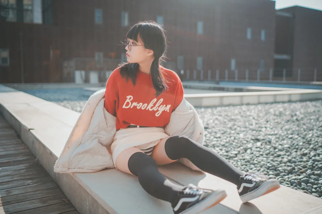6k红衣少女户外坐姿壁纸｜Brooklyn背景图片「哲风壁纸」