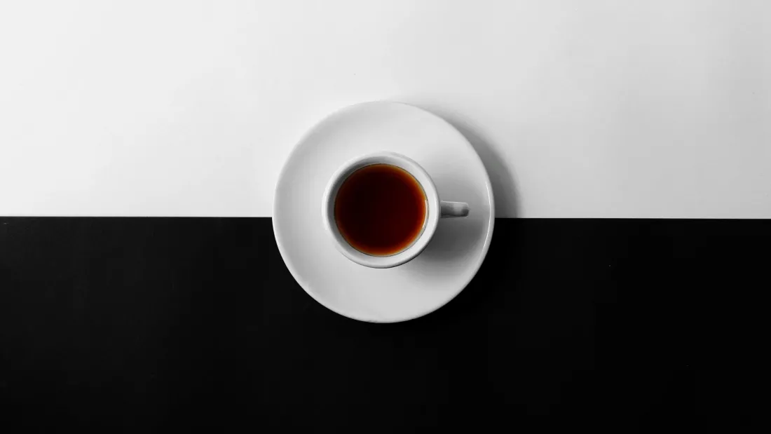 4k咖啡极简背景图片 - 黑白风「哲风壁纸」