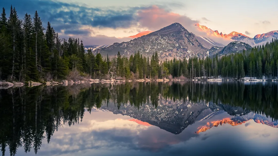 4k镜湖风景壁纸｜Linux主题背景图片 - 山林湖景「哲风壁纸」