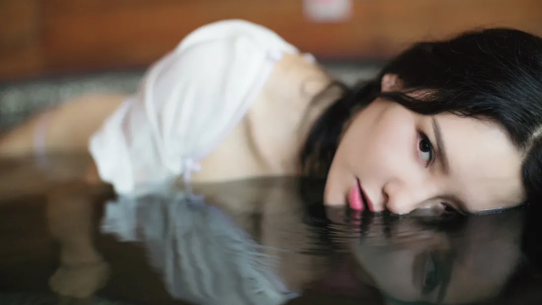 5k女生白上衣壁纸｜水中背景图片 - 唯美画面「哲风壁纸」