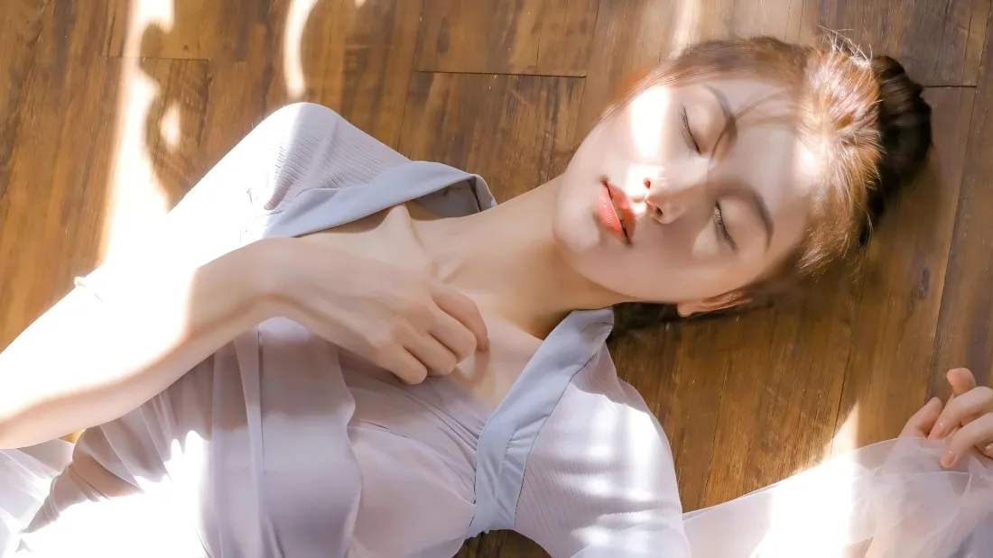 5k美女清新风壁纸｜躺卧木地板背景图片 - 阳光「哲风壁纸」
