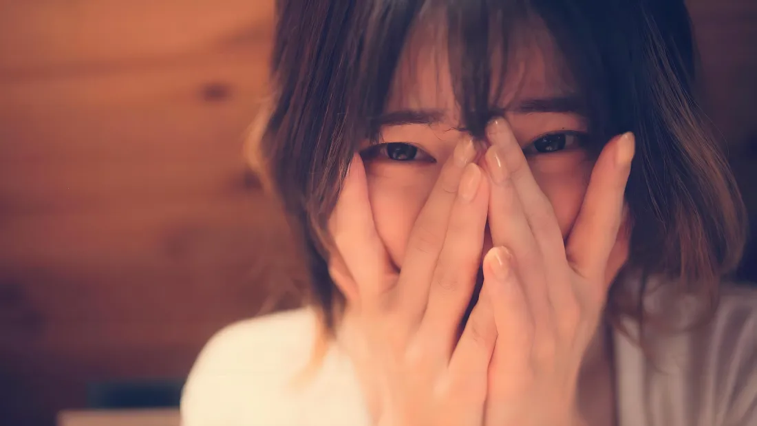 4k室内大头女生背景图片 - 捂面少女「哲风壁纸」