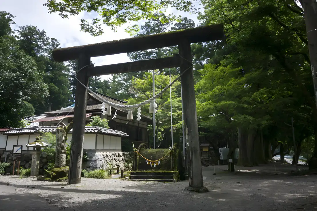3k日本神社壁纸｜山林小屋背景图片 - 静谧景致「哲风壁纸」
