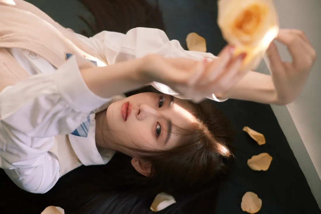 4k鞠婧祎壁纸｜手持玫瑰背景图片 - 唯美风「哲风壁纸」