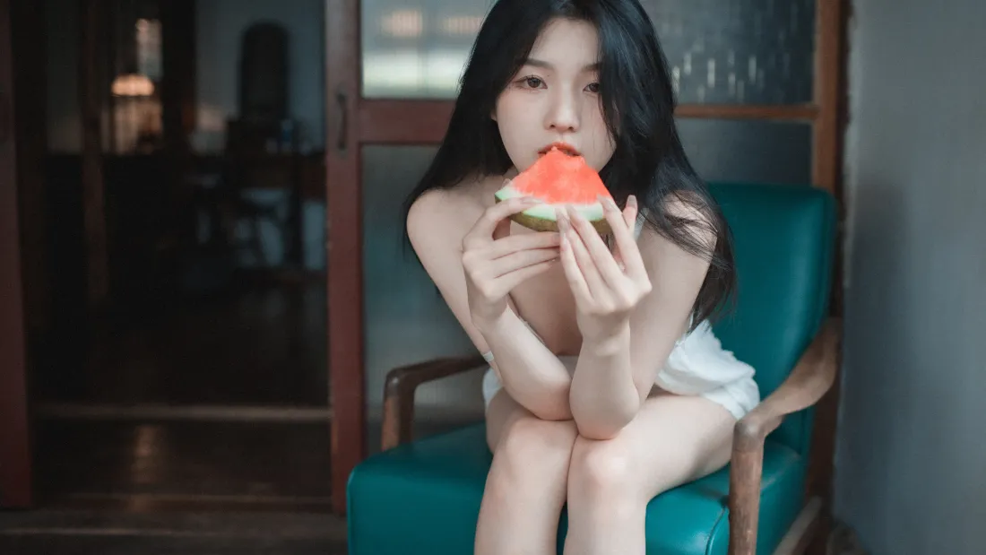 4k美女壁纸｜吃西瓜美女背景图片 - 清新风「哲风壁纸」