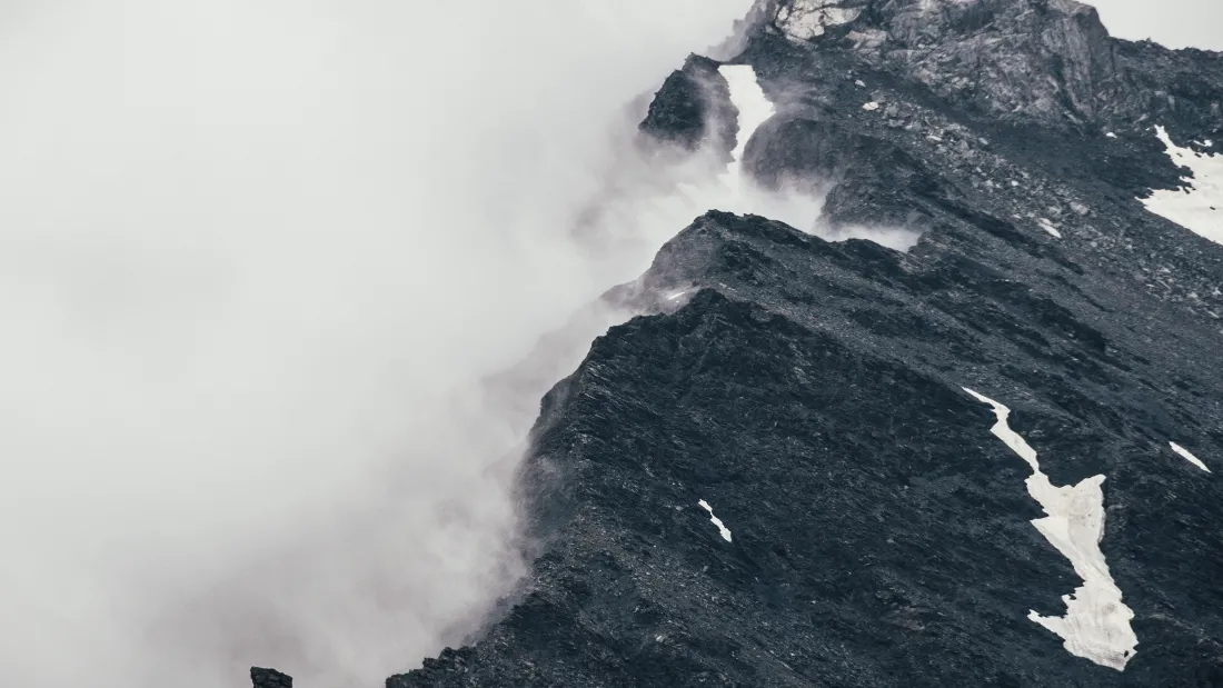 4k山景壁纸｜云雾缭绕的山峰背景图片 - 震撼「哲风壁纸」