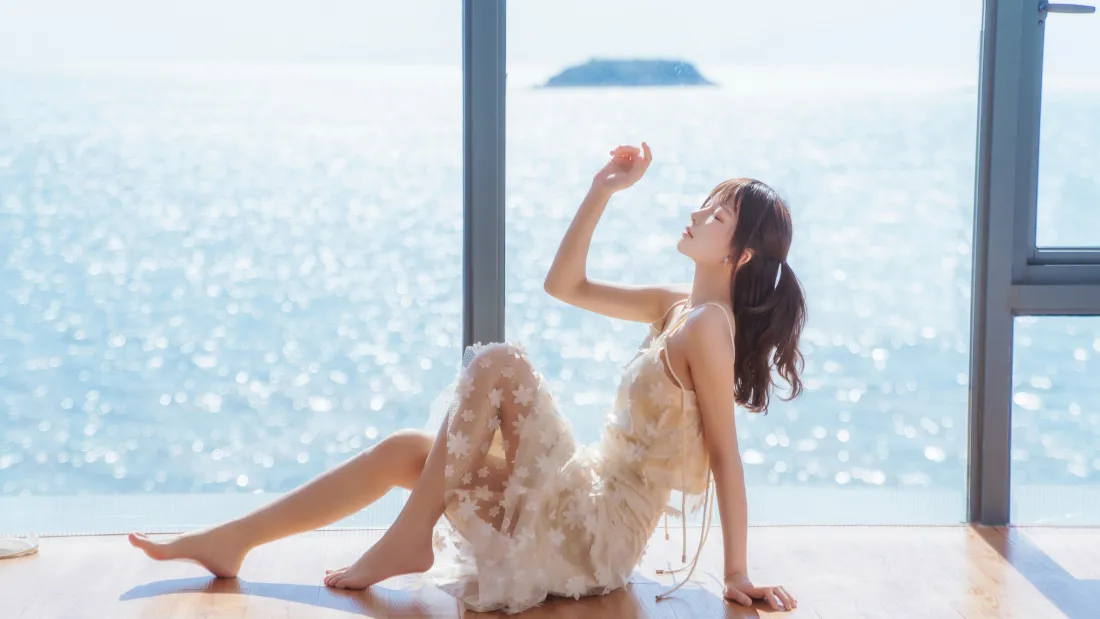 8k美女波光粼粼背景图片 - 唯美海景人像「哲风壁纸」