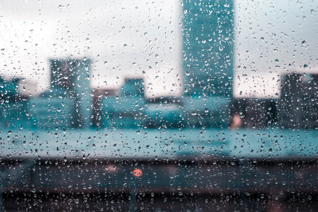 4k雨景壁纸｜雨天城市背景图片 - 朦胧都市「哲风壁纸」