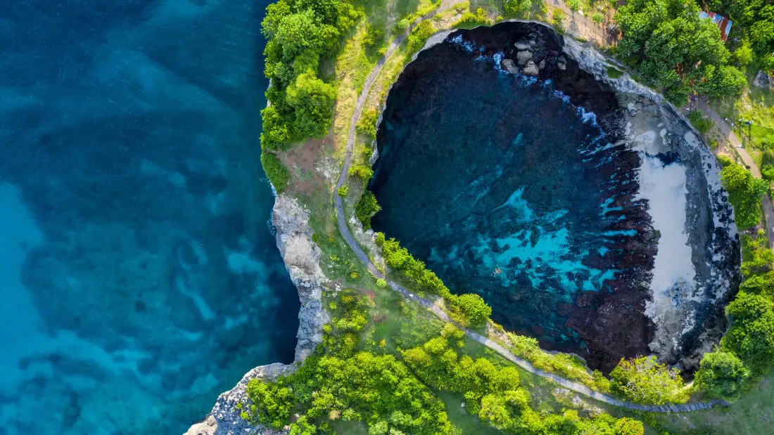 4k环形海湾植被环绕壁纸｜自然风景背景图 - 俯瞰「哲风壁纸」