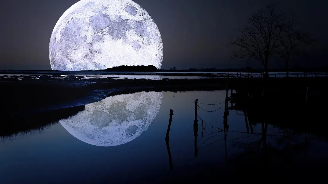2k满月壁纸｜湖面倒影背景图片 - 静谧夜景「哲风壁纸」
