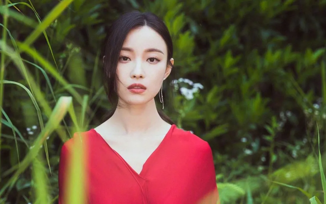 2k(红衣美人壁纸｜绿野背景图片 - 美艳)「哲风壁纸」