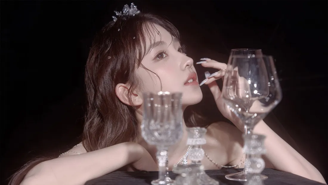 2k皇冠美女壁纸｜明星暗调背景图片 - 优雅「哲风壁纸」