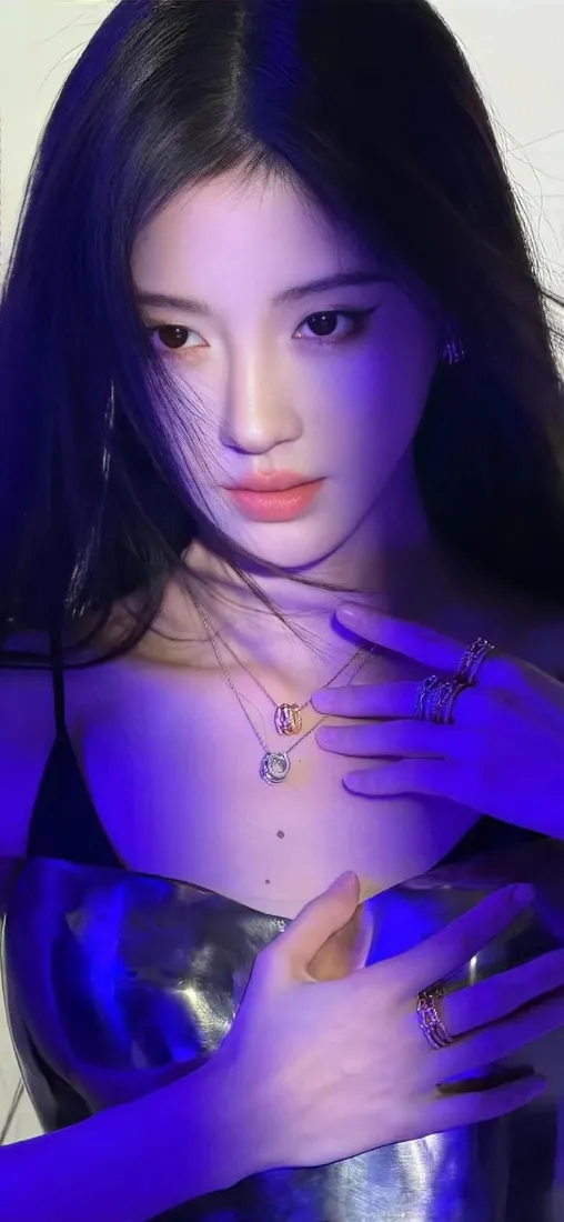 美女手机壁纸｜蓝紫光背景 - 时尚穿搭「哲风壁纸」