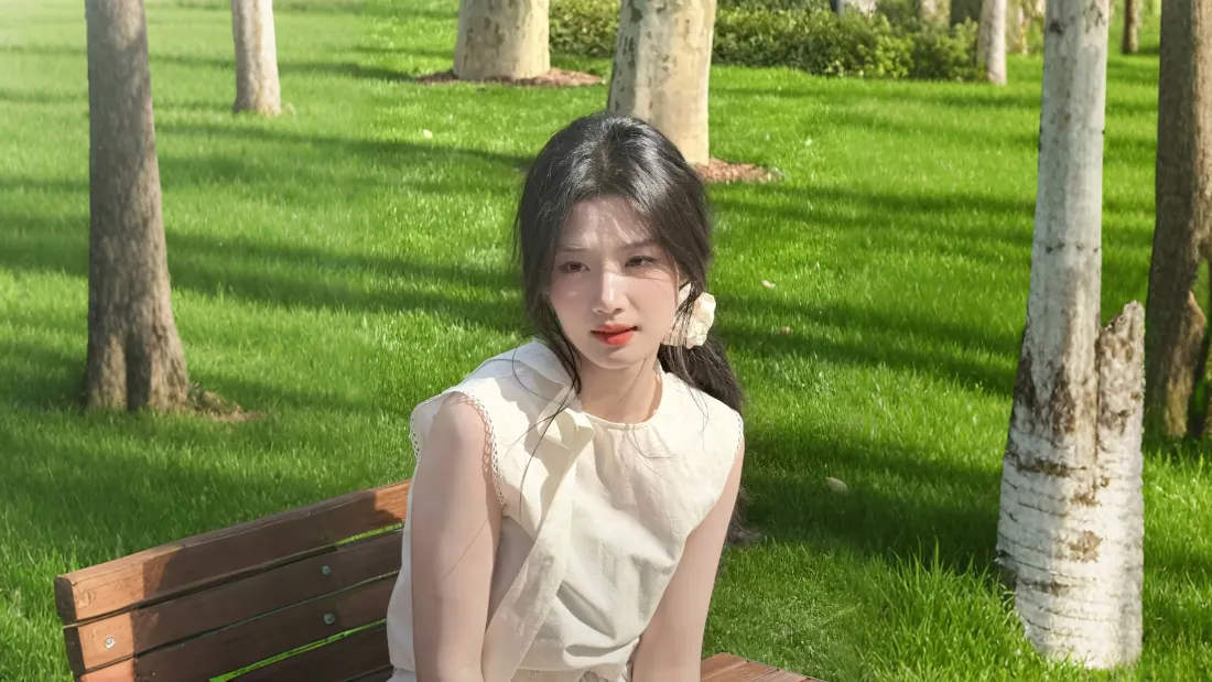 2k卢昱晓户外草坪壁纸｜清新背景 - 白衣美女「哲风壁纸」