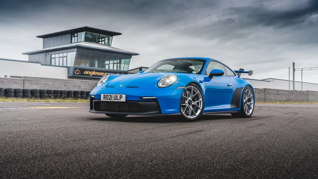 4k蓝色保时捷跑车壁纸｜赛道背景 - 赛车场「哲风壁纸」