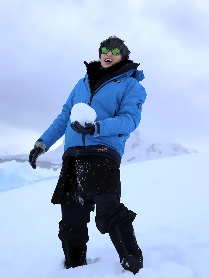 薛之谦雪地玩雪手机壁纸｜雪地背景图 - 蓝色外套「哲风壁纸」