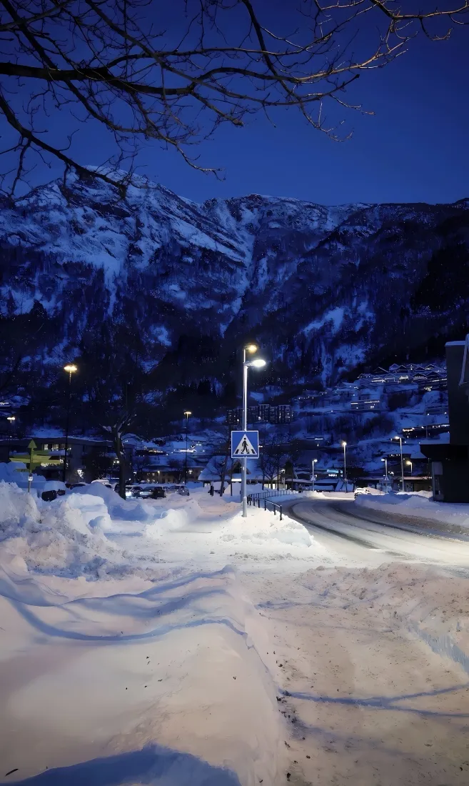 夜晚雪地手机壁纸｜雪山道路背景 - 雪景「哲风壁纸」