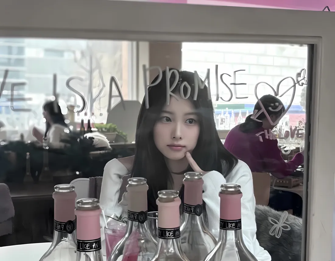 2k姜惠元壁纸｜咖啡馆背景 - 白衣美女「哲风壁纸」