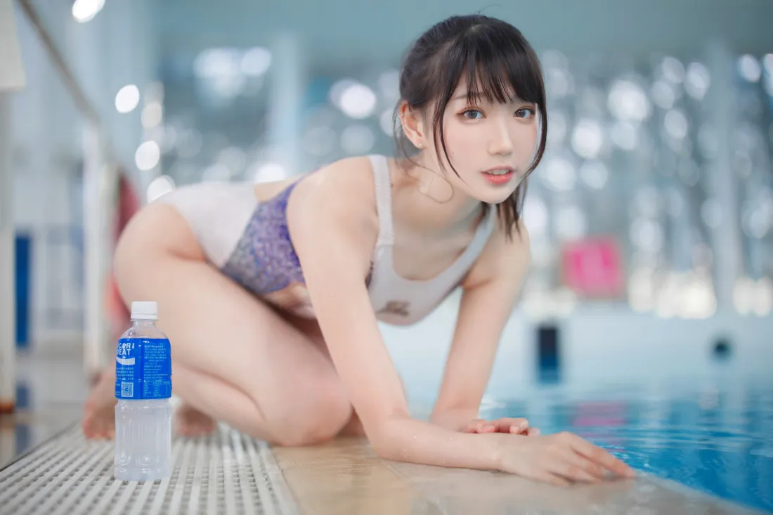 4k泳衣美女泳池壁纸｜泳池背景图片 - 清纯「哲风壁纸」