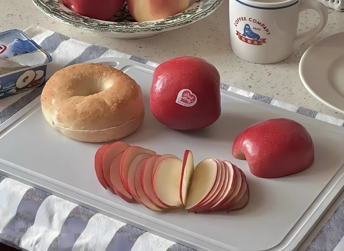 2k苹果贝果早餐壁纸｜简约ins风 - 早餐「哲风壁纸」