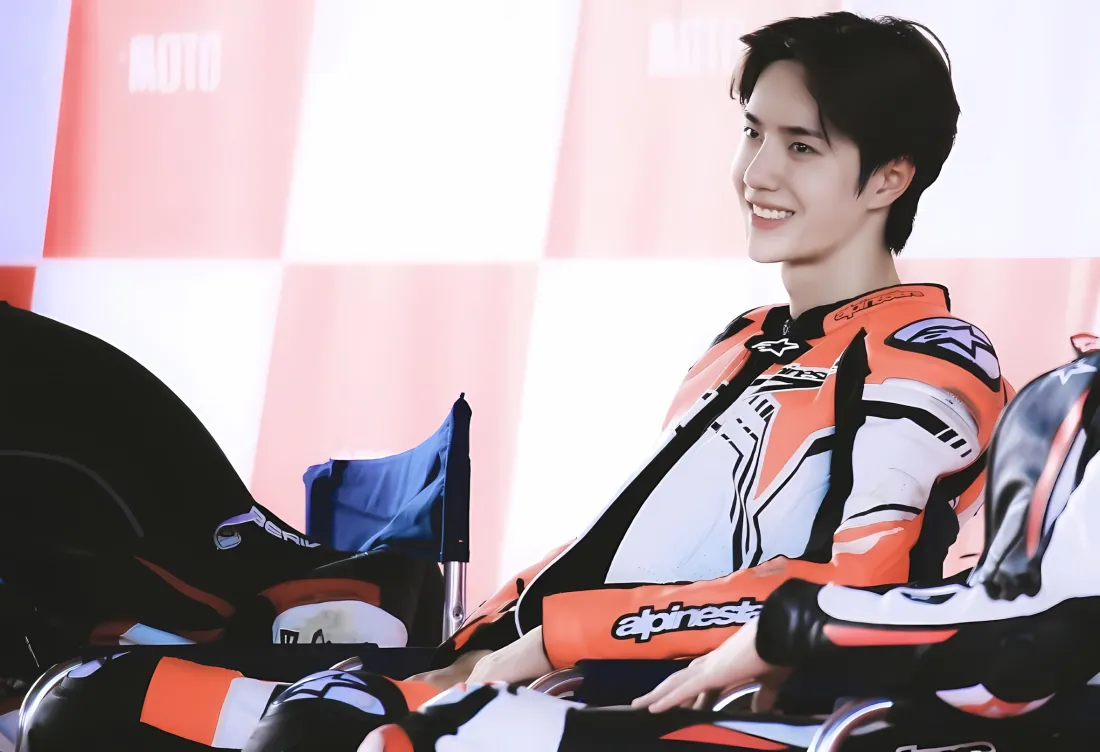 2k王一博赛车服壁纸｜明星帅哥背景 - 帅气笑容「哲风壁纸」