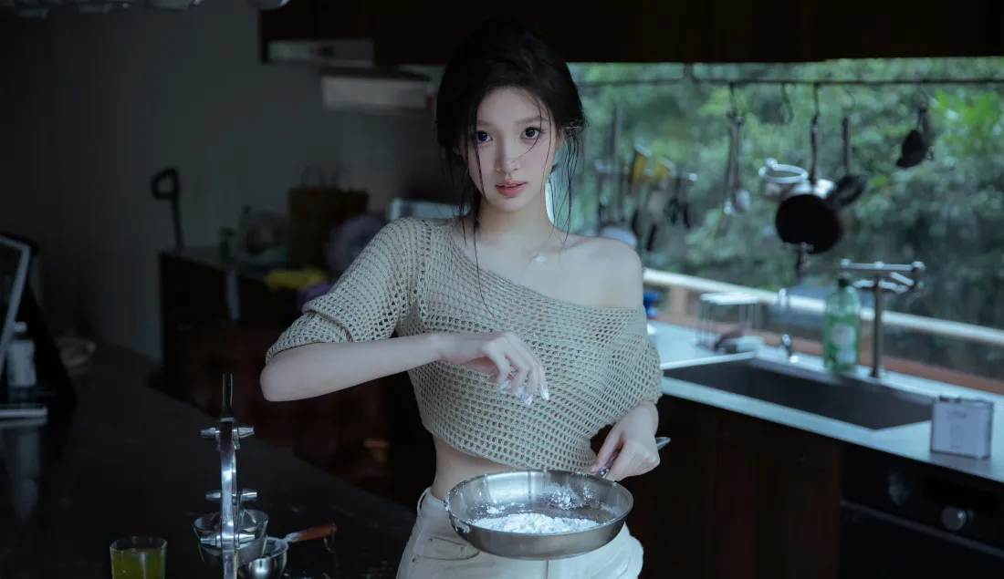 7k厨房搅拌女生壁纸｜室内绿植背景 - 清纯可爱「哲风壁纸」