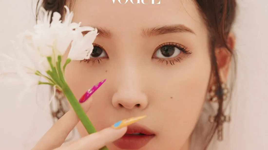 2kIU李知恩壁纸｜时尚杂志背景图 - 鲜花美甲「哲风壁纸」