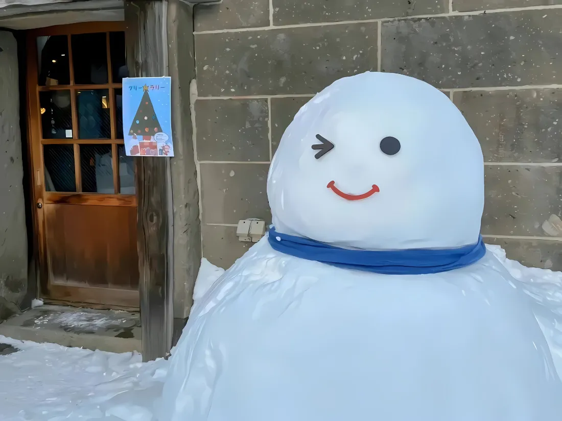 2k雪人壁纸｜石墙房屋背景图片 - 圣诞雪景「哲风壁纸」
